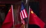 Quốc kỳ Mỹ và Trung Quốc bên ngoài một cửa hàng lưu niệm ở Bắc Kinh ngày 31/1. (Ảnh: AP)