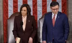 Phó Tổng thống Kamala Harris và Chủ tịch Hạ viện Mike Johnson trong phiên họp chung của Quốc hội Mỹ để chứng nhận kết quả bầu cử tổng thống Mỹ 2024. (Ảnh: Reuters)