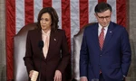 Phó Tổng thống Kamala Harris và Chủ tịch Hạ viện Mike Johnson trong phiên họp chung của Quốc hội Mỹ để chứng nhận kết quả bầu cử tổng thống Mỹ 2024. (Ảnh: Reuters)