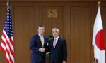 Bộ trưởng Quốc phòng Mỹ Pete Hegseth và người đồng cấp Nhật Bản Gen Nakatani trong cuộc gặp tại Tokyo ngày 30/3. (Ảnh: Reuters)
