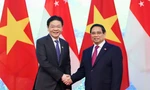 Thủ tướng Phạm Minh Chính và Thủ tướng Singapore Lawrence Wong chụp ảnh chung tại cuộc hội đàm. (Ảnh: Nhật Minh)