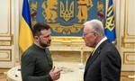Tướng Keith Kellogg trong cuộc gặp Tổng thống Ukraine Volodymir Zelensky vào tháng 2. (Ảnh: Reuters)