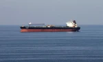 Một tàu chở dầu đi qua eo biển Hormuz. (Ảnh: Reuters)