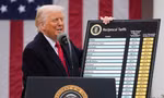 Tổng thống Mỹ Trump thông báo tăng thuế đồng loạt, mở ra giai đoạn đau đớn vì chiến tranh thương mại