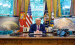 Tổng thống Mỹ Donald Trump phát biểu tại Phòng Bầu dục ngày 20/5, khi ngồi bên cạnh mô hình về hệ thống Golden Dome. (Ảnh: AP)