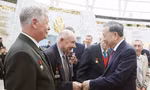 Tổng Bí thư Tô Lâm thăm hỏi, tặng quà cho cựu quân nhân Belarus đã có nhiều đóng góp cho Việt Nam. Ảnh: TTXVN 