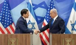 Ngoại trưởng Mỹ Marco Rubia và Thủ tướng Israel Benjamin Netanyahu bắt tay trong cuộc họp báo ngày 16/2. (Ảnh: AP)