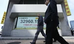 Màn hình hiển thị chỉ số Nikkei 225 của Nhật Bản tại một công ty chứng khoán ở Tokyo ngày 8/4. (Ảnh: AP) 