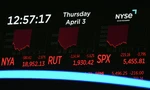 Màn hình hiển thị các chỉ số tài chính khi trên sàn giao dịch chứng khoán New York ngày 3/4. (Ảnh: AP)