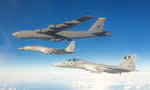 Máy bay chiến đấu F-15 của Israel hộ tống một máy bay ném bom B-52 của Mỹ qua không phận Israel trên đường đến Vịnh Ba Tư ngày 14/2/2022. (IDF)