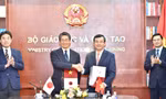 Đại sứ Nhật Bản tại Việt Nam Ito Naoki và Thứ trưởng Bộ Giáo dục và Đào tạo Nguyễn Văn Phúc tại lễ trao đổi văn kiện. ̣(Ảnh: ĐSQ NB) 