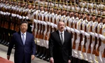 Chủ tịch Trung Quốc Tập Cận Bình và Tổng thống Azerbaijan Ilham Aliyev duyệt đội danh dự trong lễ đón ngày 23/4. (Ảnh: Reuters)