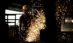 Một công nhân làm việc tại nhà máy thép Mandi Gobindgarh ở bang Punjab, Ấn Độ. (Ảnh: Reuters)