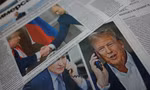 Nhiều báo đăng bài về cuộc điện đàm giữa Tổng thống Mỹ Donald Trump và người đồng cấp Nga Vladimir Putin trong tuần qua. (Ảnh: Reuters)