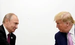 Tổng thống Nga Vladimir Putin và Tổng thống Mỹ Donald Trump trong cuộc gặp tại Osaka năm 2019. (Ảnh: Reuters)
