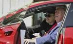 Tổng thống Trump và tỷ phú Elon Musk cùng ngồi trên chiếc xe Tesla ngày 11/3. (Ảnh: AP)