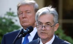 Chủ tịch Fed Jerome Powell trong một lần phát biểu khi đứng cạnh Ông Trump. (Ảnh: Reuters)