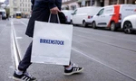 Một người xách túi của thương hiệu Birkenstock ở Berlin, Đức. (Ảnh: Reuters)