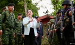 Thủ tướng Thái Lan Paetongtarn Shinawatra trong chuyến thăm lực lượng biên giới ngày 20/6. (Ảnh: AP)
