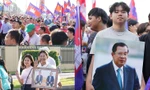 Đám đông cầm ảnh Chủ tịch Thượng viện Campuchia Hun Sen và Thủ tướng Hun Manet trong cuộc tuần hành ở Phnom Penh ngày 18/6. (Ảnh: Khmer Times)