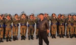 Chủ tịch Triều Tiên Kim Jong Un thăm phi trường. Bức ảnh được KCNA đăng ngày 16/5.