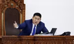 Thủ tướng Mông Cổ Luvsannamsrain Oyun-Erdene phát biểu trước Quốc hội trước khi diễn ra cuộc bỏ phiếu bất tín nhiệm ngày 2/6. (Ảnh: Reuters)