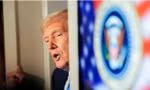 Tổng thống Mỹ Donald Trump nói chuyện với các phóng viên trên chuyên cơ Không lực Một ngày 6/4. (Ảnh: Reuters)