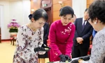Phu nhân Tổng Bí thư Tô Lâm và Phu nhân Thủ tướng Nhật Bản cùng làm bánh cốm