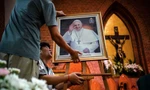 Bức chân dung Giáo hoàng Francis đang được treo ở nhà thờ Công giáo Saint Louis ở Bangkok, Thái Lan, ngày 21/4. (Ảnh: Reuters)