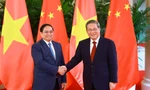 Thủ tướng Phạm Minh Chính chụp ảnh với Thủ tướng Trung Quốc Lý Cường trước cuộc hội đàm ngày 24/6. Ảnh: VGP