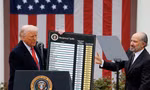 Tổng thống Donald Trump công bố thuế đối ứng hôm 2/4. (Ảnh: Reuters)