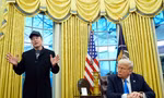 Tỷ phú Elon Musk trả lời báo chí khi đứng cạnh Tổng thống Trump ngày 11/2. (Ảnh: AP)