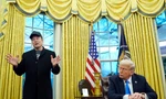 Tỷ phú Elon Musk trả lời báo chí khi đứng cạnh Tổng thống Trump ngày 11/2. (Ảnh: AP)