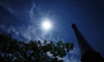 Hình ảnh mặt trời nhìn từ chân Tháp Eiffel ngày 30/6. (Ảnh: AP)