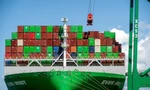 Tàu container Ever Most cập cảng Oakland ngày 3/4. (Ảnh: AP)