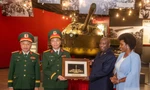 Tổng thống Burundi và Phu nhân thăm Bảo tàng Lịch sử Quân sự Việt Nam