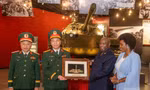 Tổng thống Burundi và Phu nhân thăm Bảo tàng Lịch sử Quân sự Việt Nam
