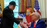 Tổng thống Trump tặng chìa khoá vàng cho tỷ phú Elon Musk tại Nhà Trắng ngày 30/5. (Ảnh: Reuters)