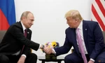 Tổng thống Nga Vladimir Putin và người đồng cấp Mỹ Donald Trump trong cuộc gặp năm 2019 ở Nhật Bản. (Ảnh: Reuters)