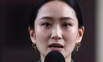 Bà Paetongtarn Shinawatra phát biểu sau khi bị Tòa án Hiến pháp đình chỉ chức vụ. (Ảnh: Reuters)