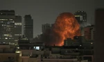 Một vụ nổ ở Tel Aviv trong cuộc tấn công đáp trả của Iran ngày 15/6. (Ảnh: AP)