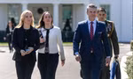 Bộ trưởng Quốc phòng Pete Hegseth (thứ hai từ phải sang) đi bộ bên ngoài Nhà Trắng ngày 21/3. (Ảnh: AP)