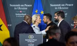 Tổng thống Ukraine Volodymir Zelensky cùng Chủ tịch Ủy ban châu Âu Ursula von der Leyen tại buổi họp báo bế mạc hội nghị thượng đỉnh hòa bình Ukraine tại Obbürgen, Thụy Sĩ, tháng 6/2024. (Ảnh AP)
