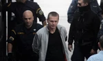 Alexander Vinnik bị cảnh sát hộ tống đến tòa án ở Hy Lạp năm 2017. (Ảnh: Reuters)