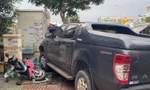 Ô tô bán tải tông hàng loạt xe máy làm nhiều người bị thương