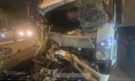 Xe tải biến dạng sau đâm xe đầu kéo, một người tử vong 