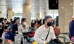 Bỏ quy định cách ly, nhiều người chọn đi máy bay về quê đón tết