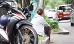 Phụ huynh lót dạ bánh mì, nhẫn nại đội nắng chờ thí sinh vượt vũ môn