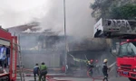 Sau tiếng nổ lớn, cửa hàng tranh giữa trung tâm thành phố bị lửa thiêu rụi