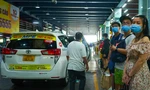 Xếp hàng dài ở sân bay Tân Sơn Nhất đợi taxi sau kỳ nghỉ lễ